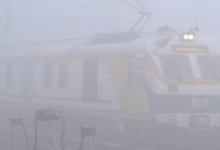 Photo of मुजफ्फरपुर: कोहरे ने रोकी रफ्तार, 30 मीटर विजिबिलिटी, वाहनों की चाल सुस्त और ट्रेनें रहीं रेंगती