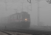 Photo of यूपी: सर्दी और कोहरे में पस्त हुईं ट्रेन और विमान सेवाएं, रात डेढ़ पहुंची प्रीमियम गाड़ी तेजस