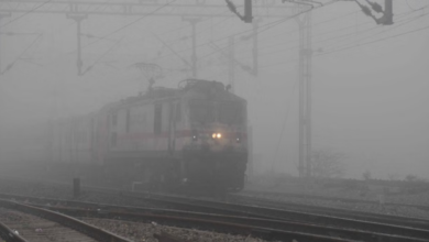 Photo of यूपी: सर्दी और कोहरे में पस्त हुईं ट्रेन और विमान सेवाएं, रात डेढ़ पहुंची प्रीमियम गाड़ी तेजस