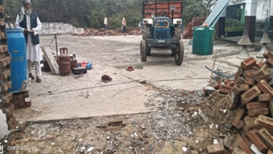 Photo of मदरसा और मस्जिद को मुस्लिम समुदाय ने खुद ही तोड़ना शुरू किया, प्रशासन ने दिया था ध्वस्तीकरण नोटिस