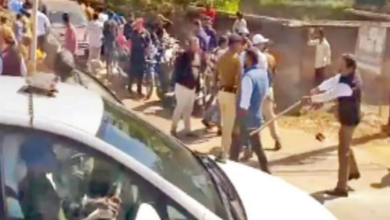 Photo of सीएम के काफिले को कांग्रेस नेताओं ने दिखाए काले झंडे, कलेक्टर ने लाठी से पीटा, वीडियो वायरल