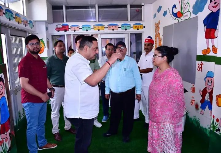 डीएम अपूर्वा पाण्डे ने किया इमरजेंसी, आईसीयू, डायलिसिस यूनिट समेत विभिन्न वार्डों का निरीक्षण, व्यवस्थाएं बेहतर करने के दिए निर्देश