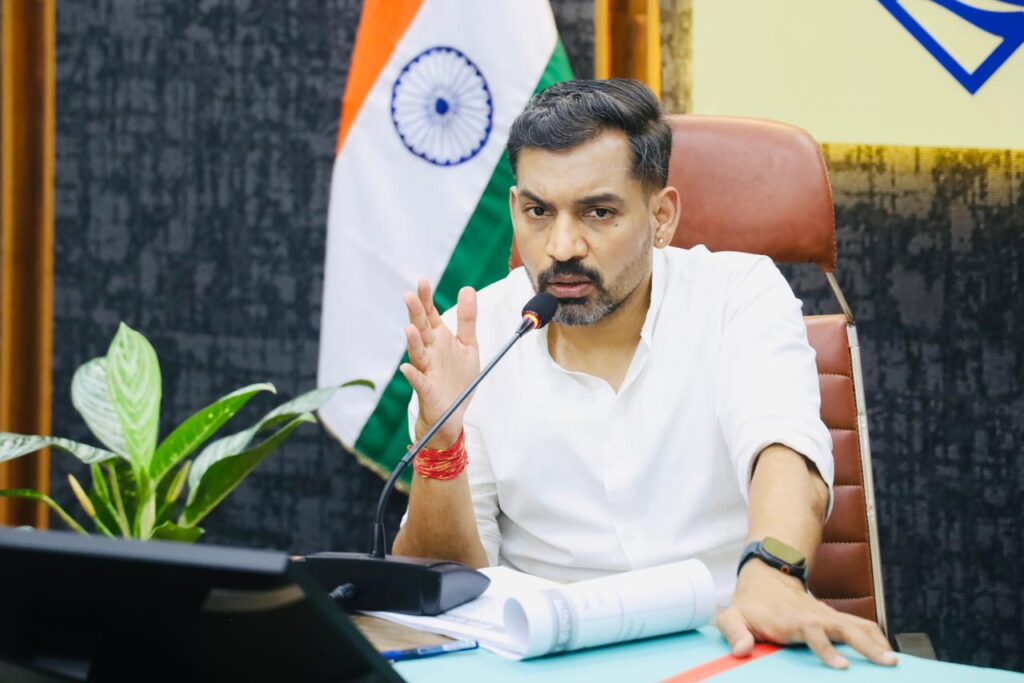सीएम घोषणाओं के क्रियान्वयन में लापरवाही बर्दाश्त नहीं, डीएम ने दिए कड़े निर्देश
