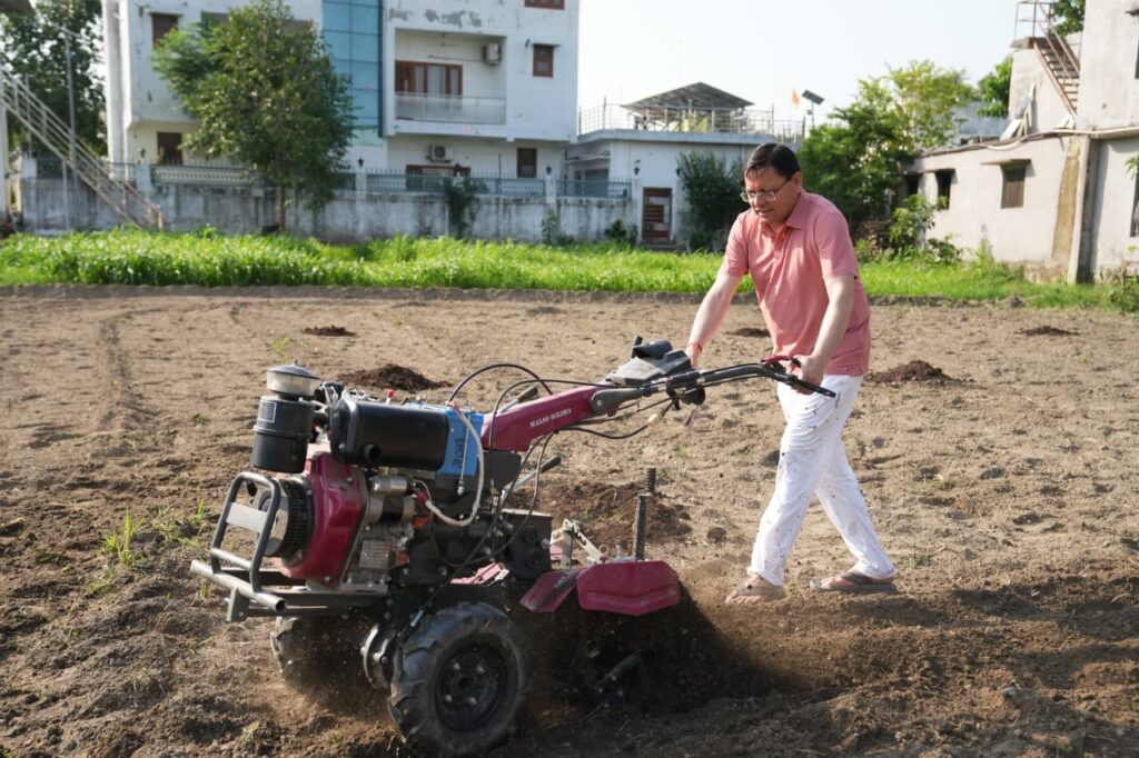 मुख्यमंत्री धामी ने खेत में चलाया टिलर, पारंपरिक कृषि और जैविक खेती को बढ़ावा देने का दिया संदेश