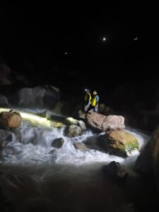शॉर्टकट के चक्कर में रास्ता भटके चार यात्री, SDRF ने रात के अंधेरे में किया सुरक्षित रेस्क्यू