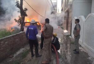 देहरादून के दून विहार में नई स्कॉर्पियो में लगी भीषण आग, टला बड़ा हादसा