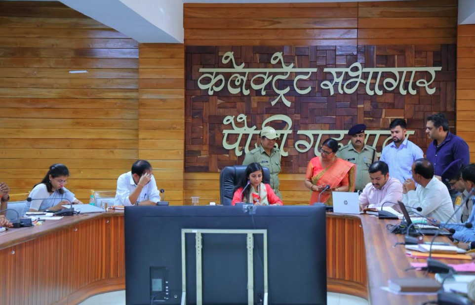 जनता की शिकायतों का समयबद्ध और संतोषजनक निस्तारण सुनिश्चित करें- जिलाधिकारी
