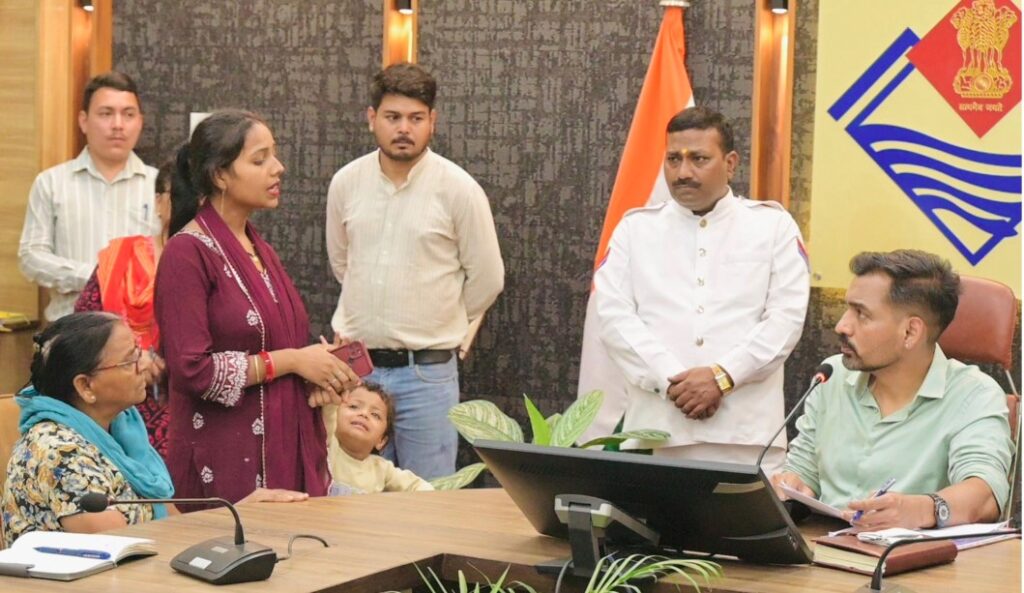 समाधान दिवस में डीएम ने सुनीं 194 जन शिकायतें, समयबद्ध निस्तारण के दिए सख्त निर्देश