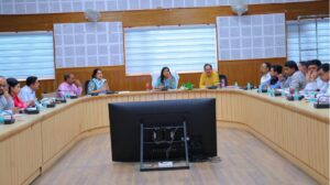 बीडीओ ग्राम पंचायतों की व्यवस्था को स्वयं जांचकर ग्रामीणों को आत्मनिर्भर बनाने पर दें जोर- डीएम