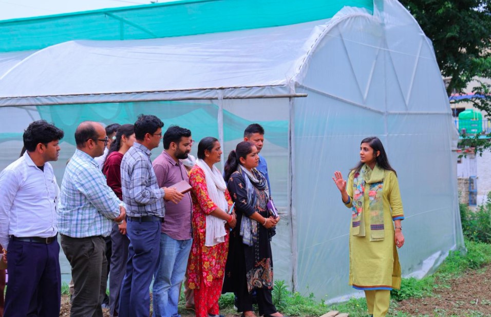 कोट और देवल में फूलों व सब्जियों की खेती से बदलेगी ग्रामीण अर्थव्यवस्था- जिलाधिकारी