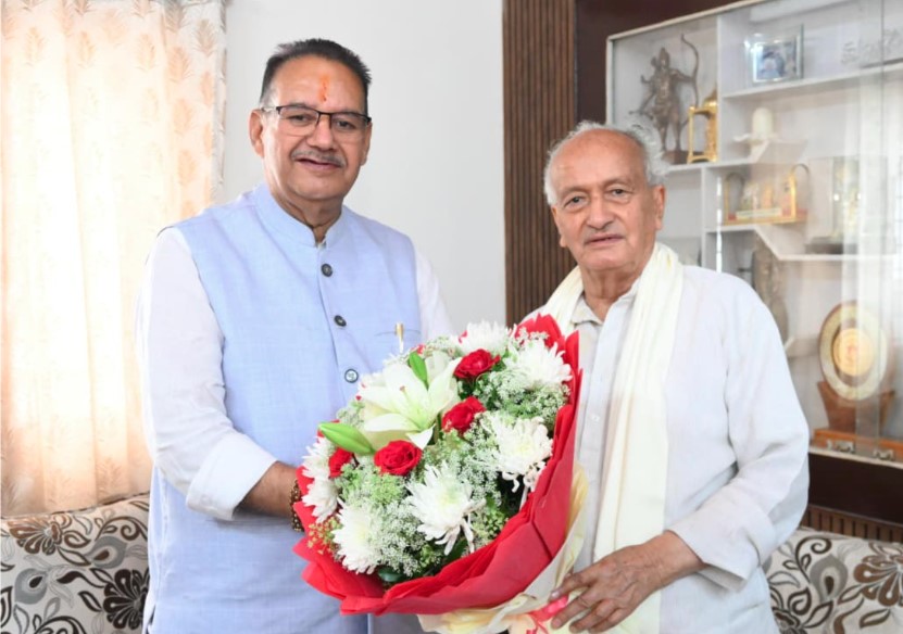 पद्मभूषण सम्मान मिलने पर कैबिनेट मंत्री गणेश जोशी ने भगत सिंह कोश्यारी को दी बधाई