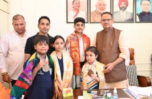 कैबिनेट मंत्री गणेश जोशी ने कराटे चैंपियनशिप के विजेताओं को किया सम्मानित