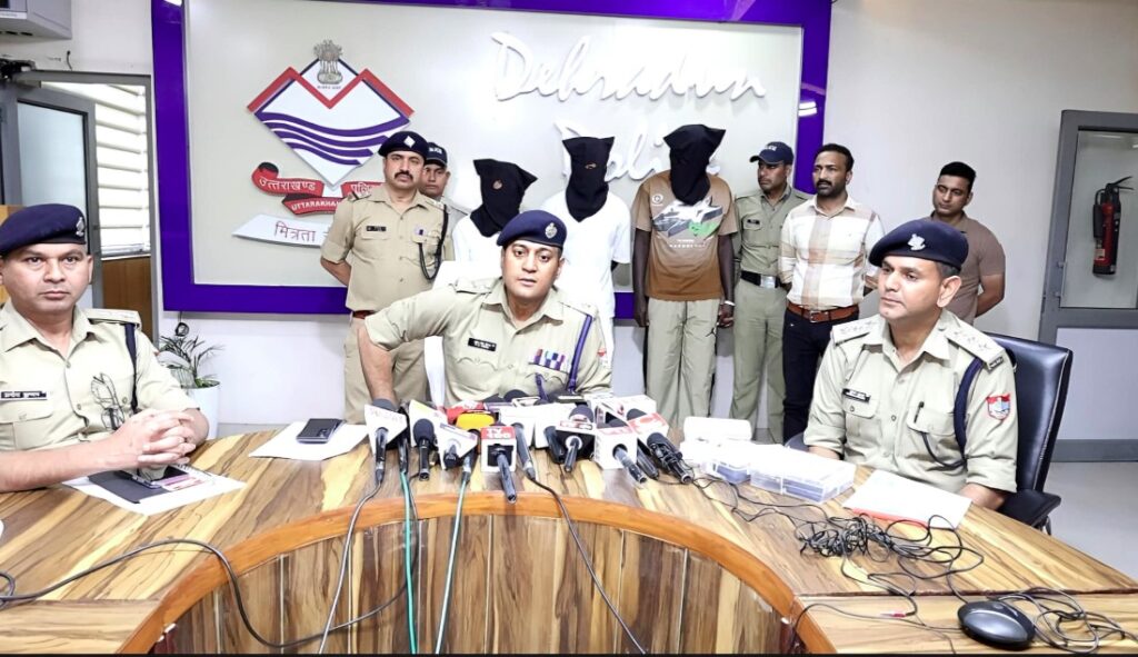 देहरादून में कोबरा गैंग पर पुलिस का शिकंजा, तीन ड्रग तस्कर गिरफ्तार