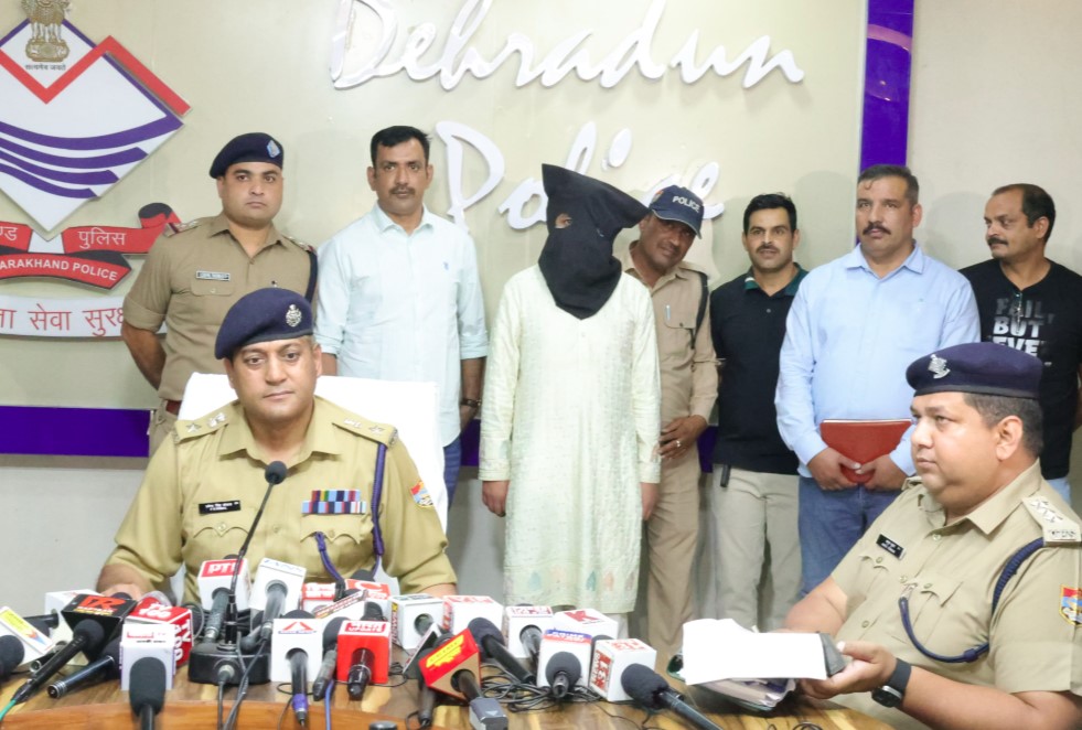 अनिष्ट होने का भय दिखाकर पूजा पाठ के नाम पर आभूषण ठगने वाला ठग बाबा आया दून पुलिस की गिरफ्त में