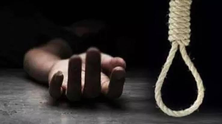 12वीं की छात्रा ने की खुदकुशी: कमरे से मिला संदिग्ध मोबाइल और गर्भनिरोधक गोलियां, पिता बोले- ‘मैंने कभी फोन नहीं दिलाया’
