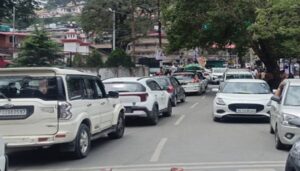 वीकेंड पर नैनीताल में पर्यटकों का सैलाब, शहर की सड़कों पर लगा लंबा जाम