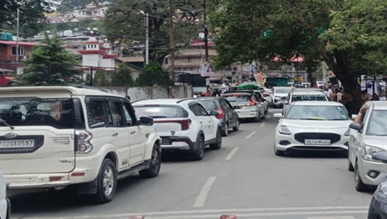 वीकेंड पर नैनीताल में पर्यटकों का सैलाब, शहर की सड़कों पर लगा लंबा जाम